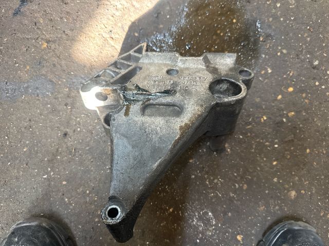 bontott VW CADDY Motor Tartó Bak (Fém)