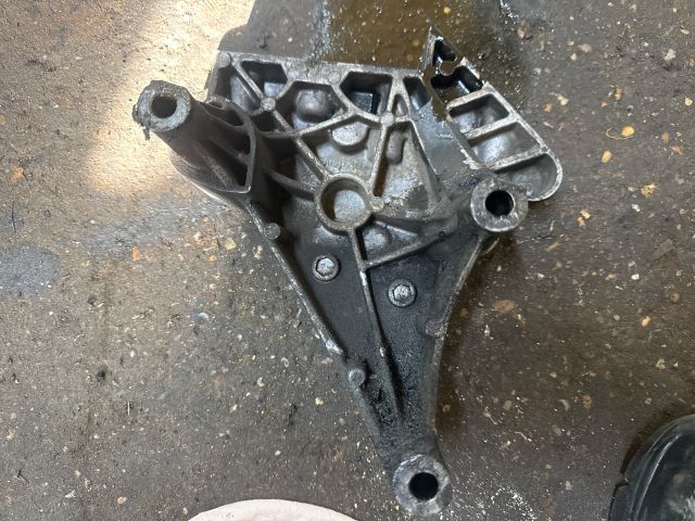 bontott VW CADDY Motor Tartó Bak (Fém)