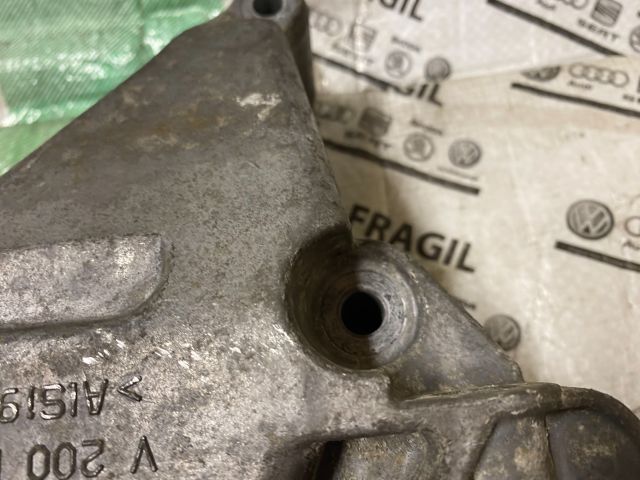 bontott VW CADDY Motor Tartó Bak (Fém)