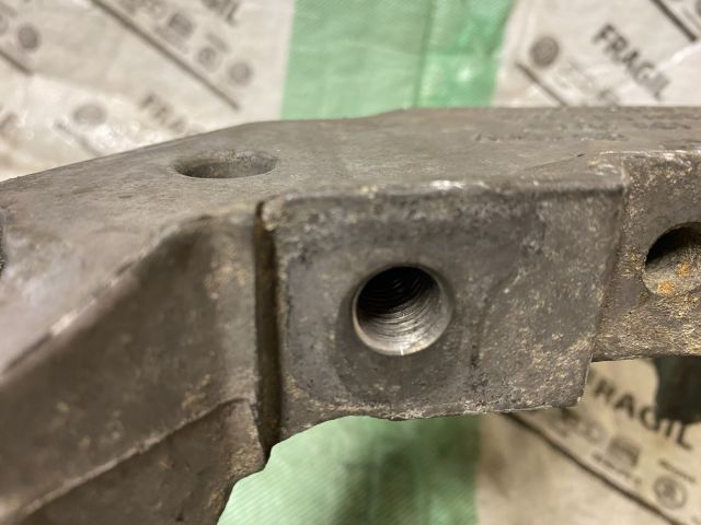 bontott VW CADDY Motor Tartó Bak (Fém)