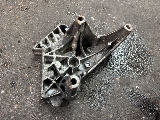 bontott VW CADDY Motor Tartó Bak (Fém)