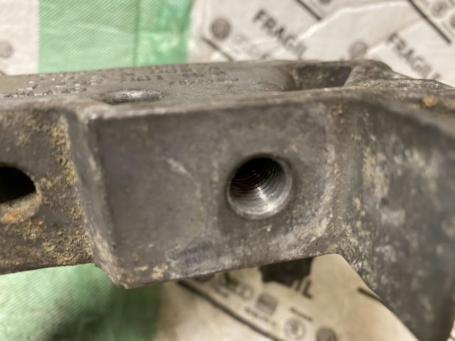 bontott VW CADDY Motor Tartó Bak (Fém)