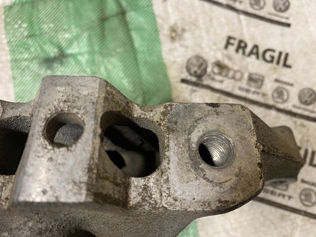 bontott VW CADDY Motor Tartó Bak (Fém)