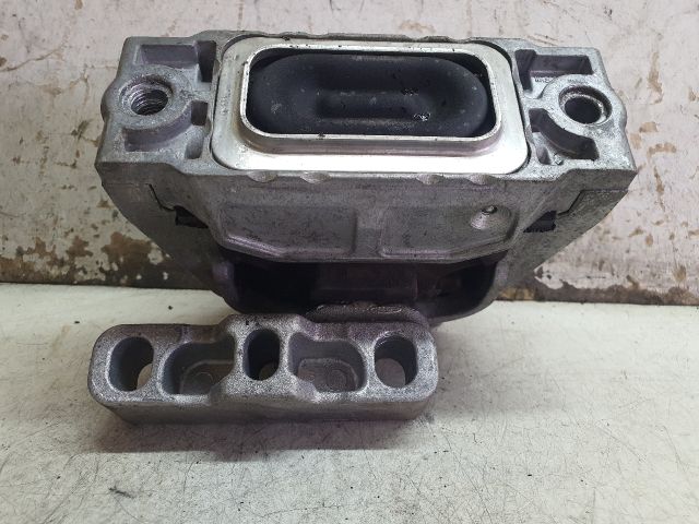 bontott VW CADDY Motor Tartó Bak (Fém)