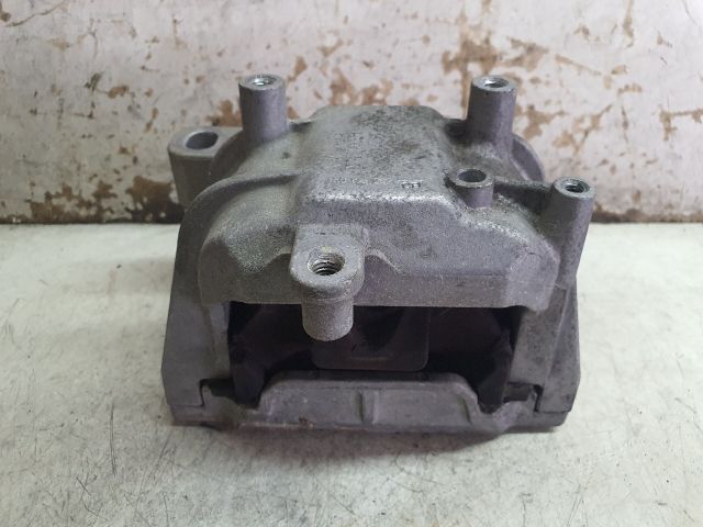 bontott VW CADDY Motor Tartó Bak (Fém)