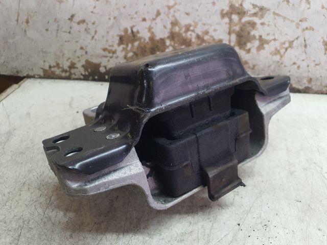 bontott VW CADDY Motor Tartó Bak (Fém)