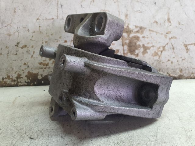 bontott VW CADDY Motor Tartó Bak (Fém)