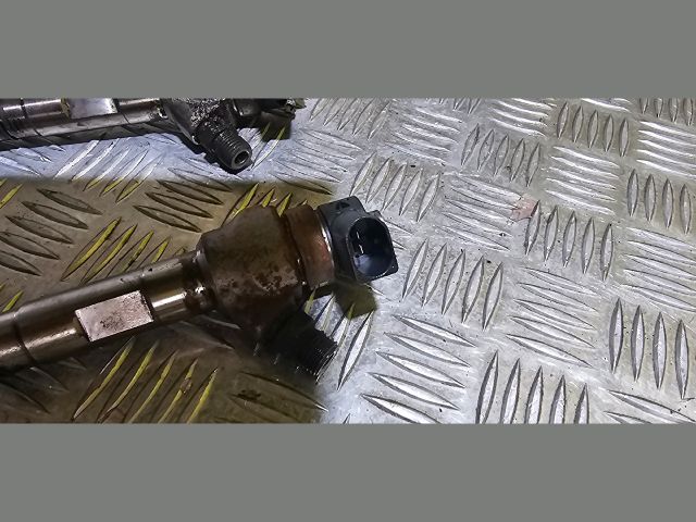 bontott VW CADDY Porlasztó Sor / Híd