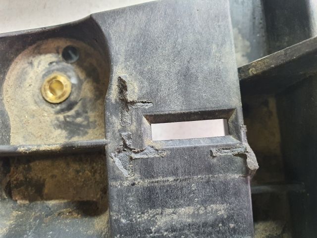 bontott VW CADDY Akkumulátor Tartó