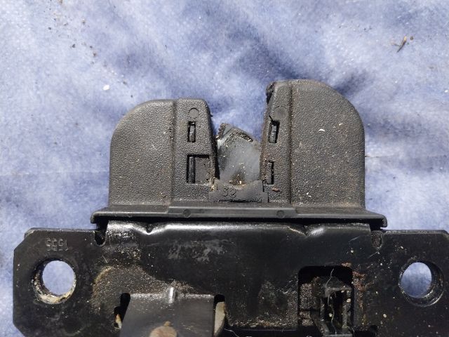 bontott VW CADDY Bal Csomagtérajtó Zárszerkezet