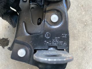 bontott VW CADDY Bal Csomagtérajtó Zárszerkezet