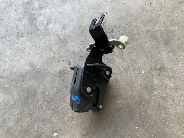 bontott VW CADDY Bal Csomagtérajtó Zárszerkezet