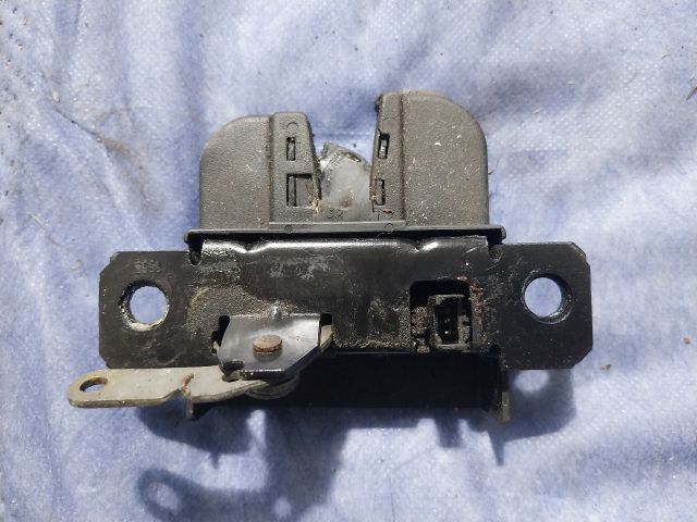 bontott VW CADDY Bal Csomagtérajtó Zárszerkezet