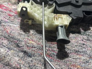 bontott VW CADDY Bal Csomagtérajtó Zárszerkezet