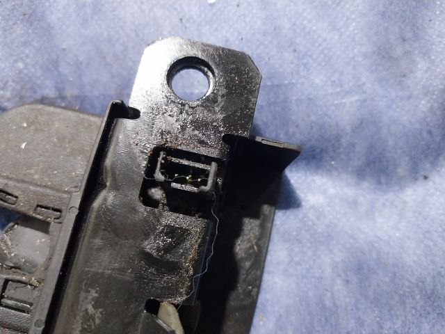 bontott VW CADDY Bal Csomagtérajtó Zárszerkezet