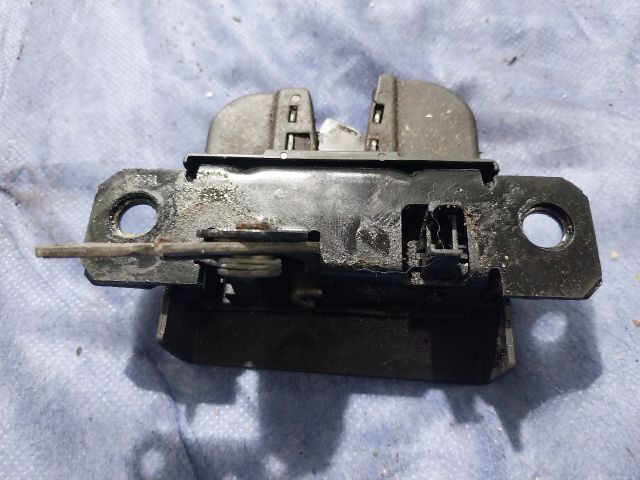 bontott VW CADDY Bal Csomagtérajtó Zárszerkezet