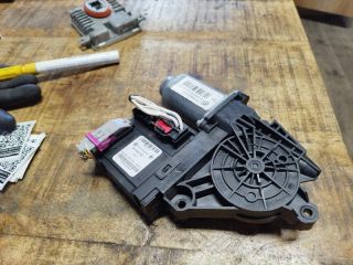 bontott VW CADDY Bal első Ablakemelő Motor