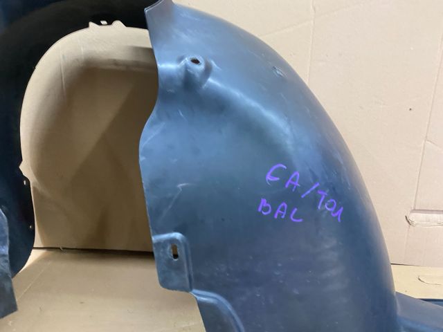 bontott VW CADDY Bal első Dobbetét (Kerékjárati, Műanyag)