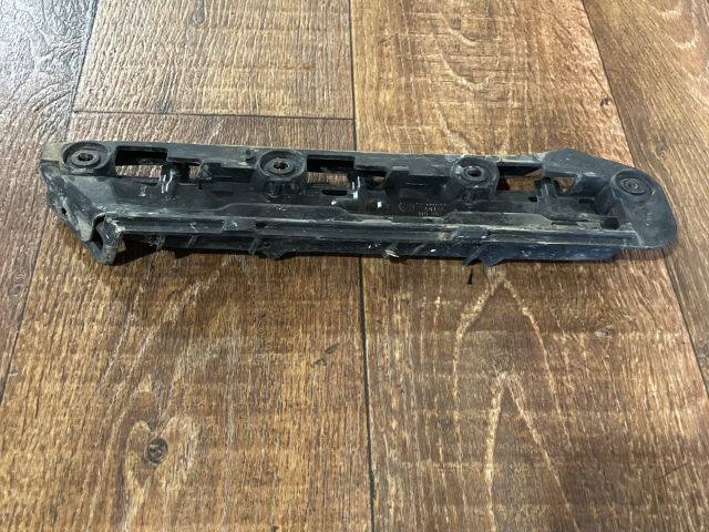 bontott VW CADDY Bal első Lökhárító Tartó (Műanyag)