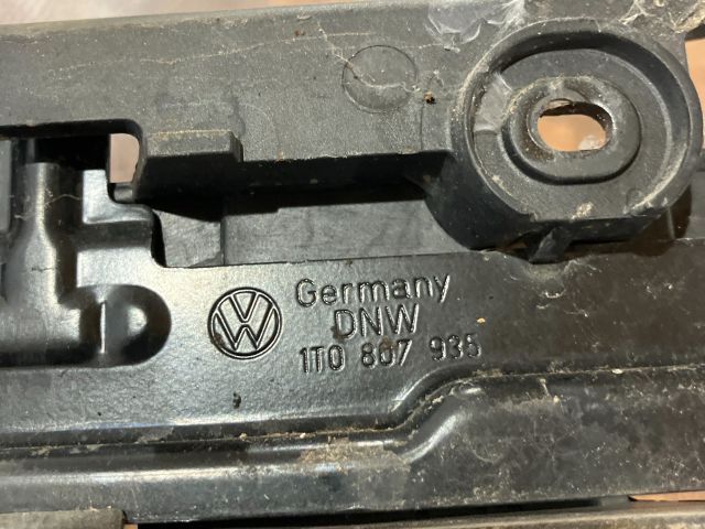 bontott VW CADDY Bal első Lökhárító Tartó (Műanyag)