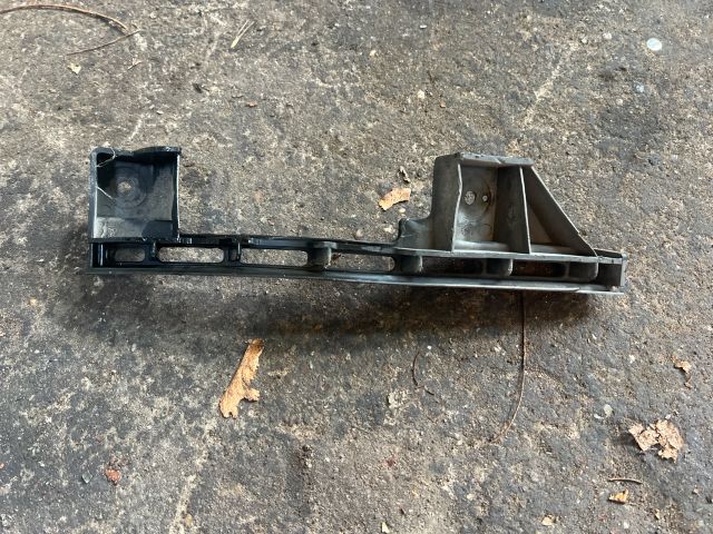 bontott VW CADDY Bal első Oldal Lökhárító Tartó (Műanyag)