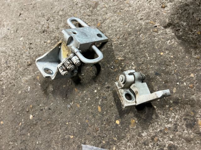 bontott VW CADDY Bal első Zsanér