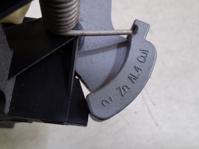 bontott VW CADDY Bal hátsó Külső Kilincsfészek