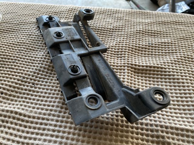 bontott VW CADDY Bal hátsó Oldal Lökhárító Tartó (Műanyag)