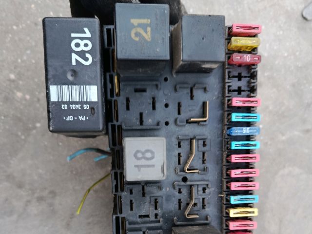 bontott VW CADDY Biztosítéktábla Utastér