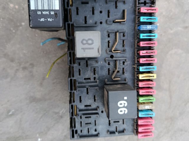 bontott VW CADDY Biztosítéktábla Utastér