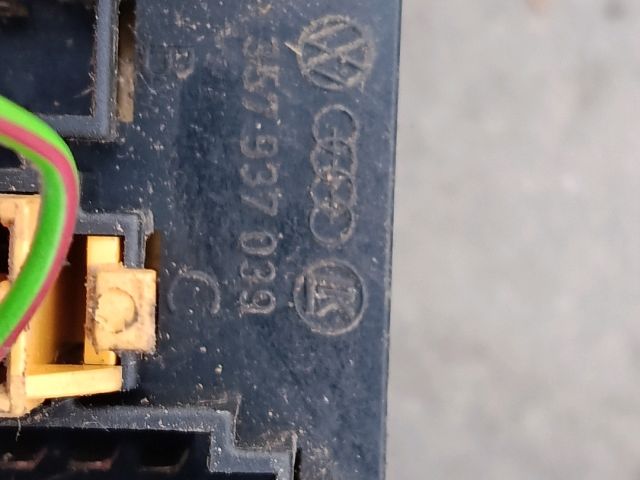 bontott VW CADDY Biztosítéktábla Utastér