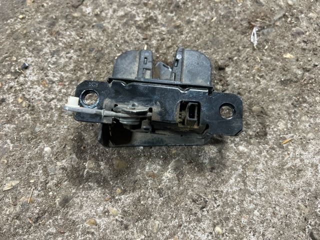 bontott VW CADDY Csomagtérajtó Zárbetét