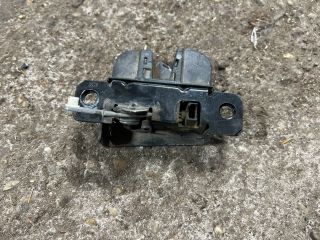 bontott VW CADDY Csomagtérajtó Zárbetét