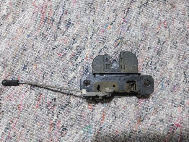 bontott VW CADDY Csomagtérajtó Zárbetét