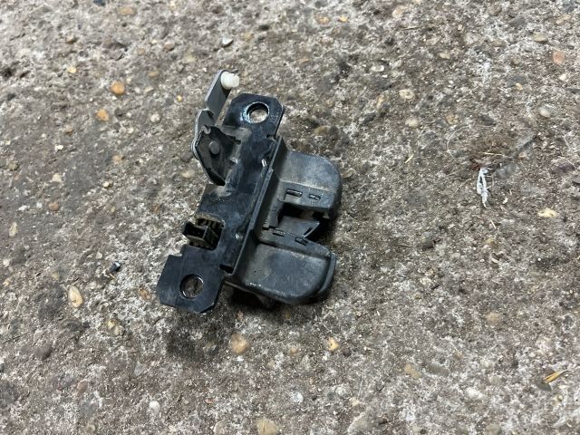 bontott VW CADDY Csomagtérajtó Zárbetét