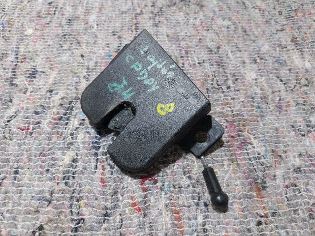 bontott VW CADDY Csomagtérajtó Zárbetét