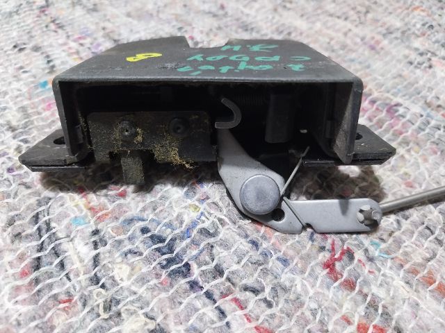 bontott VW CADDY Csomagtérajtó Zárbetét