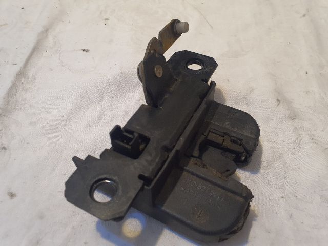 bontott VW CADDY Csomagtérajtó Zárszerkezet