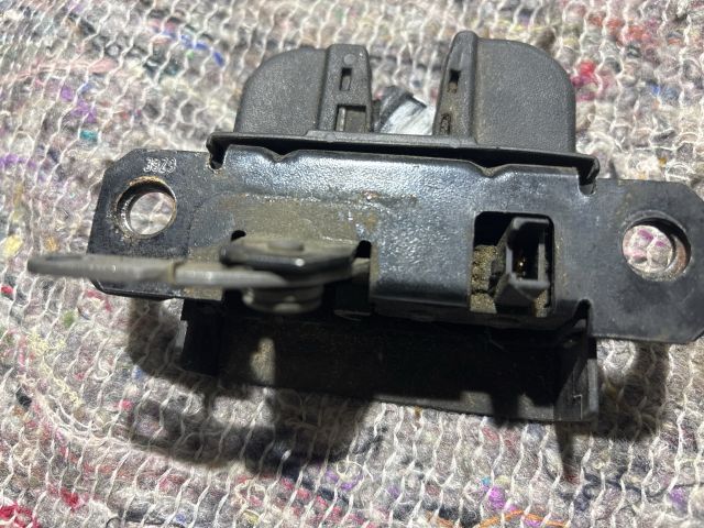 bontott VW CADDY Csomagtérajtó Zárszerkezet