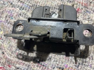 bontott VW CADDY Csomagtérajtó Zárszerkezet