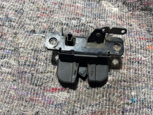 bontott VW CADDY Csomagtérajtó Zárszerkezet