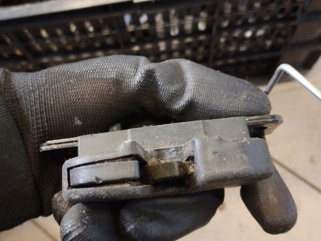 bontott VW CADDY Csomagtérajtó Zárszerkezet