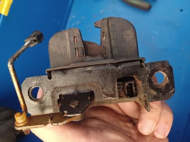 bontott VW CADDY Csomagtérajtó Zárszerkezet