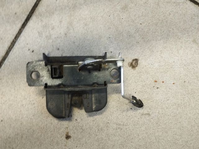 bontott VW CADDY Csomagtérajtó Zárszerkezet