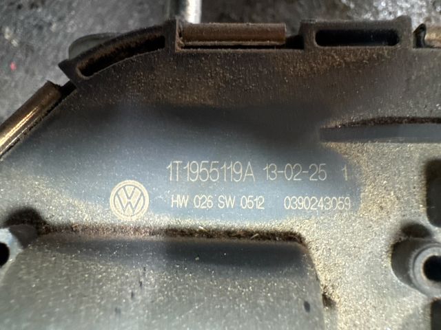 bontott VW CADDY Első Ablaktörlő Szerkezet Motorral