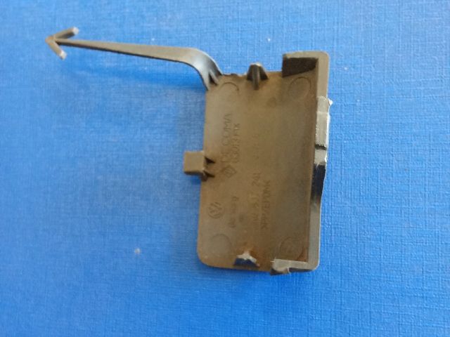 bontott VW CADDY Első Vonószem Burkolat