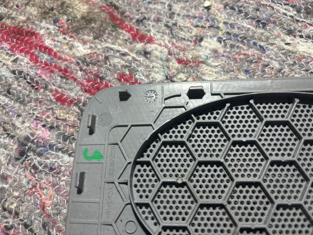 bontott VW CADDY Jobb első Hangszóró Burkolat