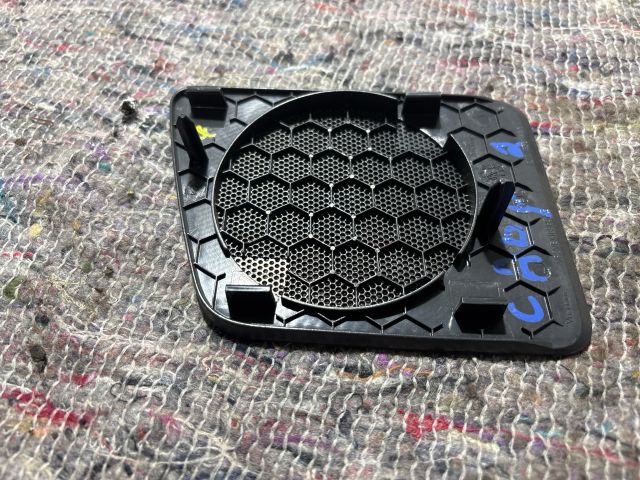 bontott VW CADDY Jobb első Kis Hangszóró Burkolat