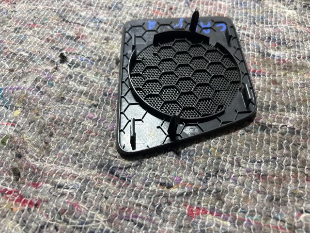 bontott VW CADDY Jobb első Kis Hangszóró Burkolat