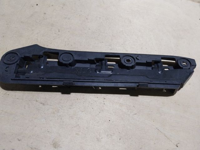 bontott VW CADDY Jobb első Lökhárító Tartó (Műanyag)